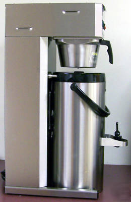 New fetco tbs-21A 3 gallon tea brewer with dispenser