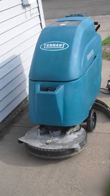 New tennant 5300 auto scrubber batts with charger