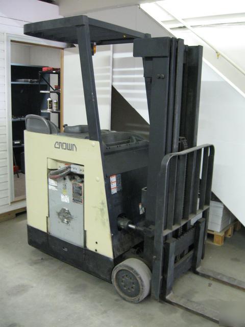 Crown RC3000 RC3020-30 stand-up rider forklift 3000LBS