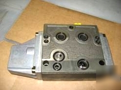New - sauer danfoss slew valve p/n 157L0010