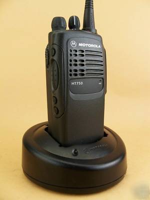 New mint motorola HT750 uhf 16CH radio w/ accessories