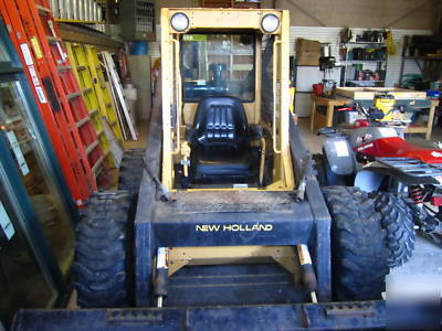 New holland L785 skidloader. great condition 