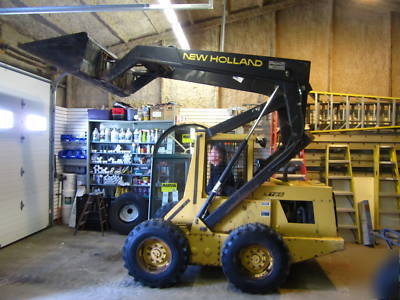 New holland L785 skidloader. great condition 