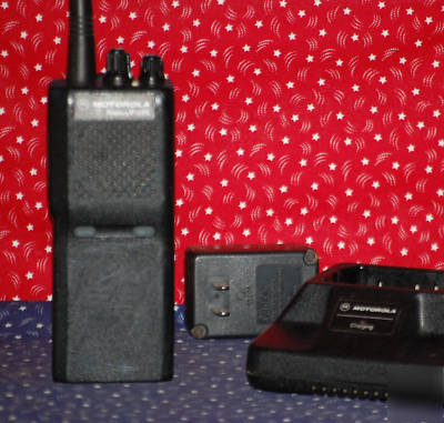 Motorola P1225 p-1225 vhf 16 chl radio w/ ant batt chgr