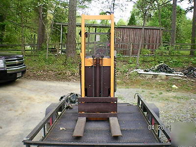 Big joe 2000LBS hydrolic lift electric