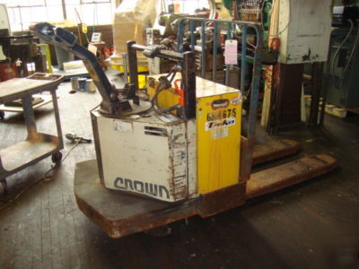 Crown 8000 lb capacity rider pallet lift