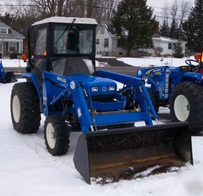 New holland TC30 compact tractor cab loader 4WD - clean