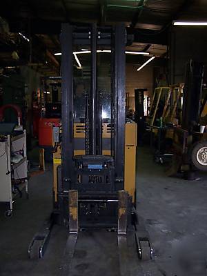 Caterpillar 3000 lb caterpillar reach lift