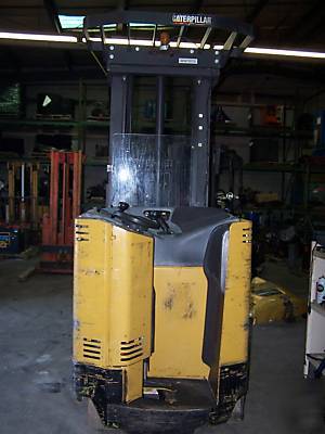 Caterpillar 3000 lb caterpillar reach lift