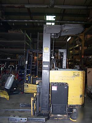 Caterpillar 3000 lb caterpillar reach lift