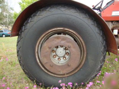 Massey-ferguson antique implement tractor, model 255
