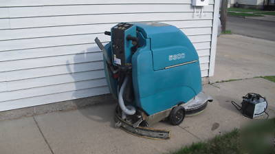 New tennant 5300 auto scrubber batts with charger