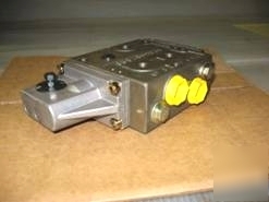 New - sauer danfoss slew valve p/n 157L0010