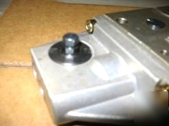 New - sauer danfoss slew valve p/n 157L0010