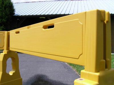 Portable plastic water barricade for crowd control
