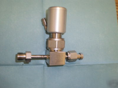 Nupro / swagelok model: 6LV-BNBW4-c w/ leak detector <
