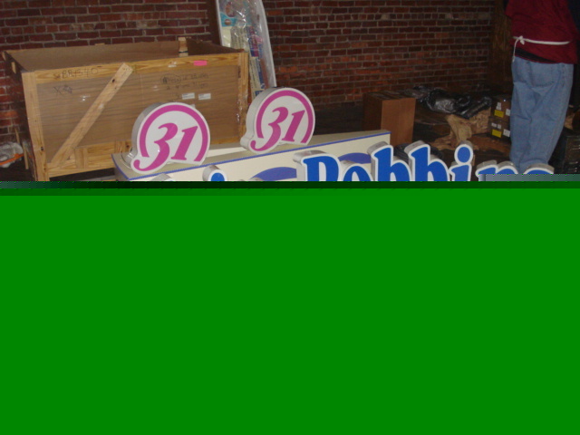 Baskin robbins signage b-a-s-k-i-n r-o-b-b-i-n-s & 31