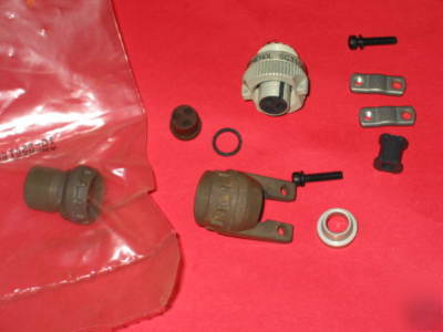 New amphenol 3POS. mil connector SG3106E-10SL-3S(382) - -