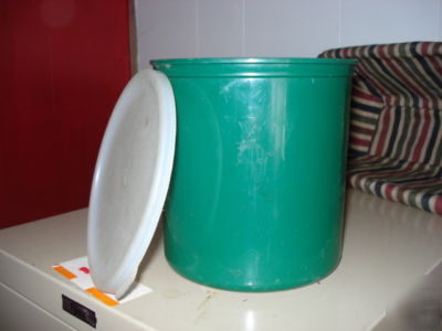 Cambro salad bar crocks with lids 2.7 qts green CP27