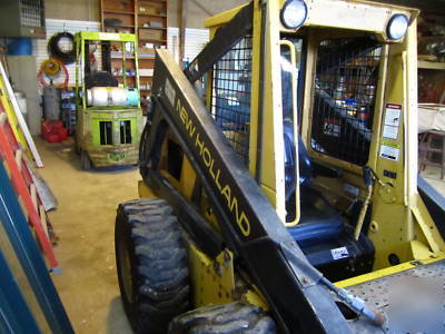 New holland L785 skidloader. great condition 