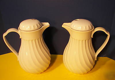 Connoisserve swirl design insulated beverage server 40