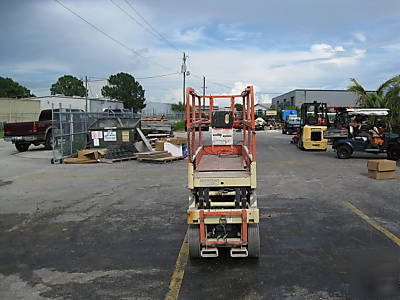 Jlg 20' platform scissor lift model 2033-e 183 hrs.