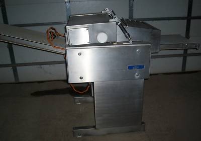 Automatic skinning machine for meat chicken turkey fish