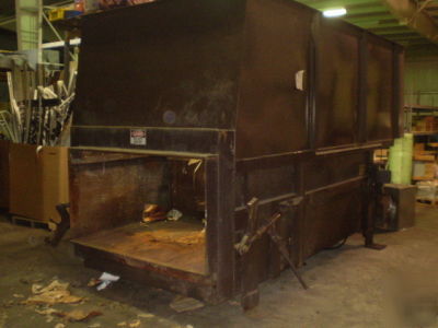Horizontal cardboard baler w/operator controls