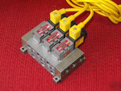 Numatics - 3 solenoid valve manifold block - 24VDC