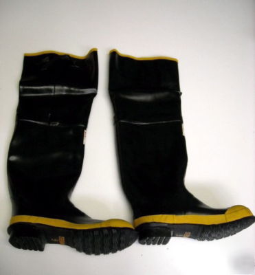 New uniroyal rubber 3/4 length steel toe boot size 13