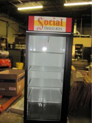 Gdm-26 true glass door merchandiser used only 6 months 