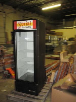 Gdm-26 true glass door merchandiser used only 6 months 