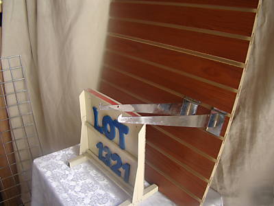 Lot # 1321 glass shelf braket 