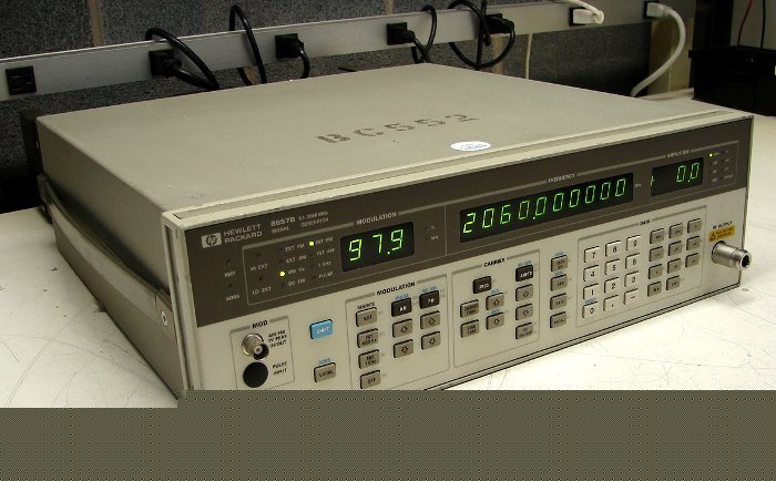 Hp 8657B signal generator 2060MHZ Â±1DB am fm *tested*