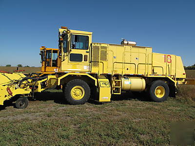 Osh kosh hb-2518 airport broom truck complete