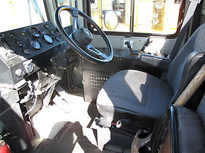 Osh kosh hb-2518 airport broom truck complete