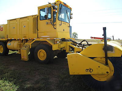 Osh kosh hb-2518 airport broom truck complete