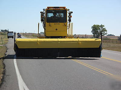 Osh kosh hb-2518 airport broom truck complete