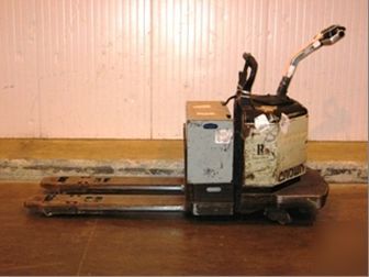 Single bottom electric rider pallet jack