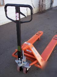 New brand 5500 lbs pallet jack 7 year pump warranty 