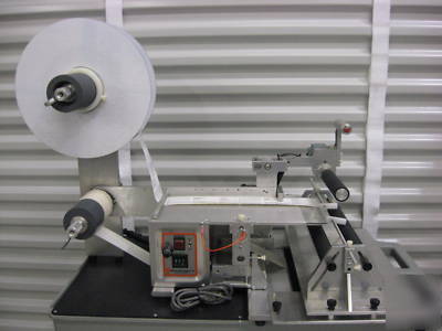 Cosmos 1 model 612 semi automatic bottle labeler