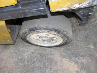 2002 yale gl 050 lpg forklift, 5000 lbs. 16' reach