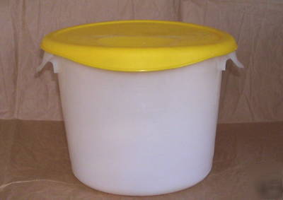 Rubbermaid large round 6 quart plastic container & lid