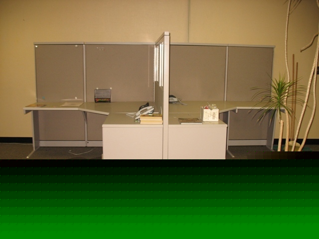 Steelcase avenir 2 cubicle unit with windowed panels