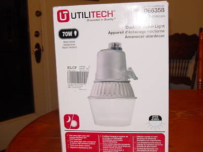 Utilitech dusk-to-dawn light 70WATT metal halide bulb 